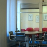 Sala  riunione  C - dettaglio tavolo riunione per  4/5 persone